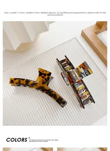 Dettaglio delle pinze per capelli in acetato tartarugato con misure di 11,5 cm e stile