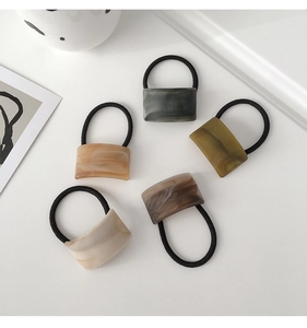 Set di 5 elastici per capelli minimalisti con dettagli in acetato effetto marmo