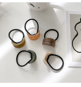 Set di cinque elastici per capelli con ciondoli in resina marmorizzata nei toni della terra