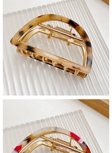 Details von Haarspangen aus Acetat mit Schildpattmuster und goldenen Federn