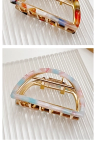 Detail einer Haarklammer aus Acetat mit Schildpattmuster und goldfarbenem Metallrahmen