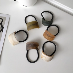 Set di 6 elastici per capelli minimalisti con pezzi geometrici in resina marmorizzata chic