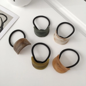 Set di cinque elastici per capelli con trama marmorea in tonalità della terra calde