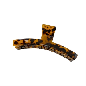 Elegante pinza per capelli in acetato tartarugato con un design lungo e minimalista