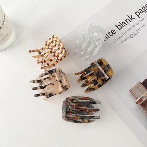 Five-piece set of checkered and marble acetate hair claws with retro hollow design
