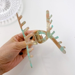 Pince à cheveux en acétate forme bois de cerf avec texture marbre rose et vert