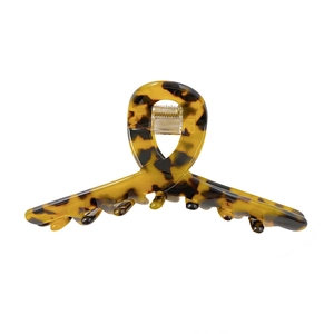 Pince à cheveux motif écaille de tortue au design croisé creux sur fond blanc