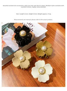 Detail von 6,3 cm Blumen-Haarklammern aus Acetat mit Perlen in Schwarz und Beige