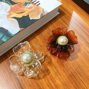 Elegante 6,3 cm Blumen-Haarklammern mit Perlen und Golddetails in Bernstein und Klar