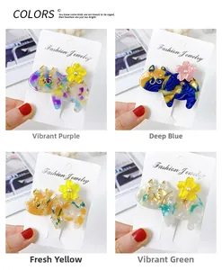 Vue détaillée de pinces à cheveux chat en acétate de 6 cm en quatre couleurs avec fleurs