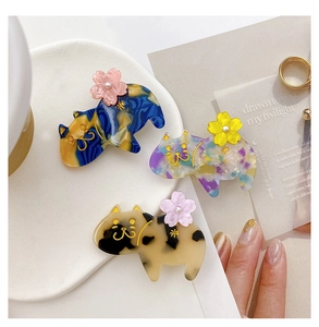 Lot de trois pinces à cheveux chat en acétate avec motifs fleuris et marbrés