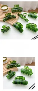 Dettaglio di fermagli per capelli in acetato verde con texture marmorizzata chic
