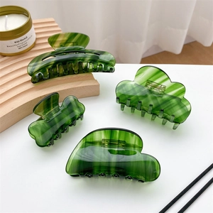 Set di quattro fermagli per capelli verde scuro con motivi geometrici in acetato
