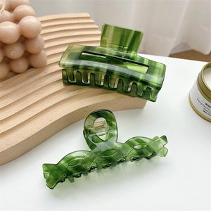 Molle per capelli in acetato effetto marmo verde con disegni geometrici rettangolari e mossi