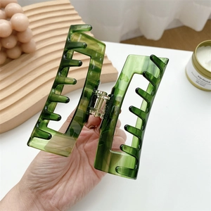 Pinza per capelli quadrata in acetato verde smeraldo con elegante motivo marmorizzato