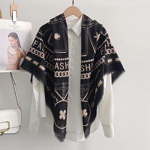 Foulard en soie noire avec chaîne dorée et imprimé FASHION sur chemise blanche