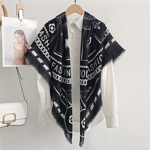 Écharpe de mode élégante noir et blanc avec motifs géométriques, chaînes et franges