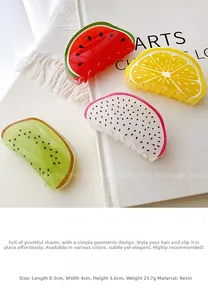 Gros plan de pinces à cheveux colorées en résine aux motifs de fruits comme la pastèque