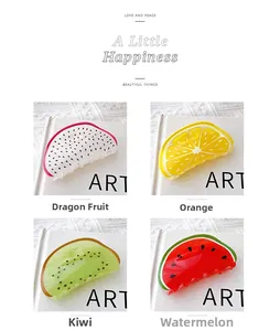 Détail macro de pinces à cheveux en acrylique aux motifs fruités : pitaya, orange, kiwi et pastèque