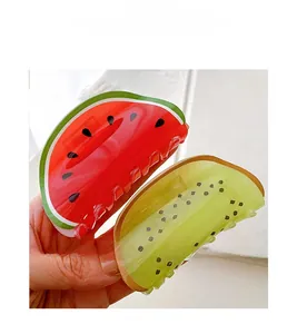 Détail de grandes pinces à cheveux translucides en forme de pastèque et kiwi style coréen