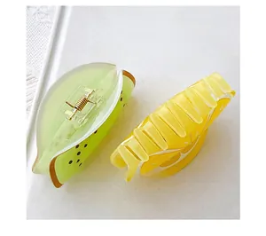 Détail de pinces à cheveux aux motifs de kiwi et de citron avec ressorts métalliques dorés