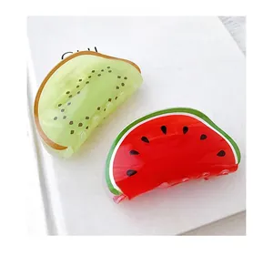 Détail de pinces à cheveux en acrylique translucide en forme de kiwi et de pastèque colorée