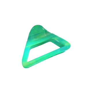 Minimalistische grüne Acetat-Haarklammer in Dreiecksform mit elegantem Marmormuster