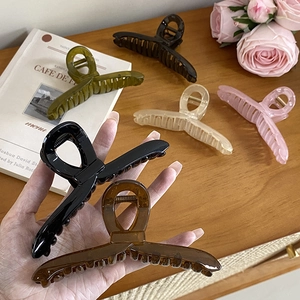 Large Hollow Out Resin Hair Claw Clip With Metal Spring Solid Jelly Color Geometric Shark Hair Clip For Women Daily Styling