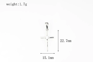 Détail du pendentif croix en argent avec zircon, poids 1.7g et hauteur de 22.7mm