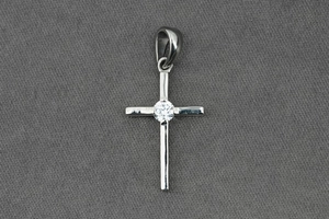 Vue détaillée du pendentif croix en argent orné d'un zircon rond étincelant au centre