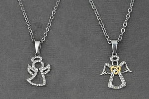 Detalle de los colgantes de ángel punk con cristales brillantes y detalles de corazón