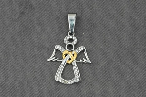 Detalle del colgante de ángel en plata y oro con brillantes alas de circonita cúbica