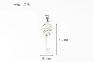 Détails du pendentif clé en argent avec motif floral et cristal montrant les dimensions