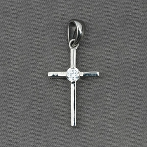 Collier croix en argent pour femme avec un pendentif étincelant en zircon rond