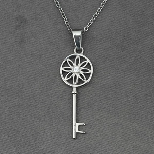 Collier Pendentif Clé en Acier Inoxydable Argent Creux Fleur Strass Collier Clé pour Femmes Hommes Bijoux de Mode Accessoire