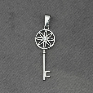 Pendentif clé élégant en acier inoxydable avec motif fleur serti de zircons pour femmes