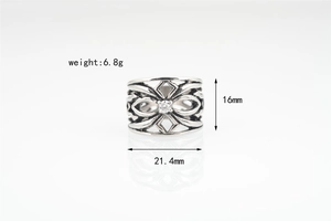Détail de la bague croix hip-hop montrant la hauteur 16mm et la largeur 21,4mm