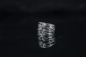 Détail macro bague croix gothique évidée avec pierre zircon noir et fini vintage
