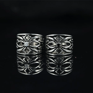 Bague Croix en Acier au Titane Punk Hip Hop pour Hommes Femmes Bague Géométrique Évidée Gothique avec Strass Noir Blanc Bijoux Street