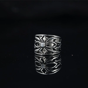 Bague gothique en acier titane argenté avec un brillant zircon central serti