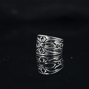 Bague large ajourée style punk gothique avec pierre ronde noire en argent vintage fini