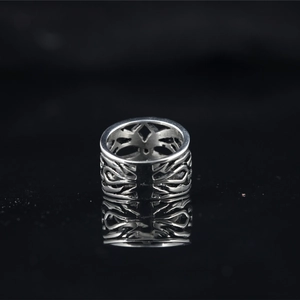 Bague croix punk gothique avec motifs d'ailes ajourés sur fond noir réfléchissant