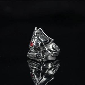Vintage Stainless Steel Pirate Skull Ring For Men Gothic Punk Red Rhinestone Inlaid Antique Silver Dominating Fashion Ring Jewelry