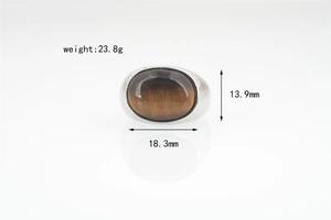 Détail macro de la bague œil de tigre pour homme, poids 23,8g et dimensions 18,3mm