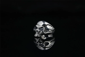 Vue détaillée d'une bague crâne en argent vintage avec accents en émail noir et reflet