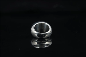 Vue détaillée d'une bague en acier titane argenté poli avec surface à effet miroir lisse