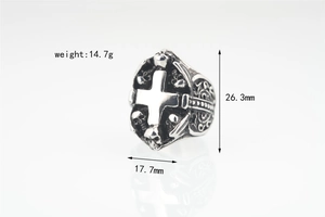 Primer plano de anillo hip hop con cruz, relieves de calavera y medidas del producto