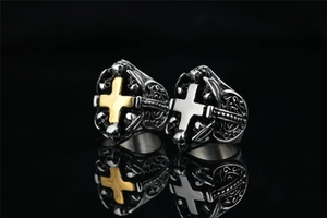 Detalle de los anillos góticos de acero con cruz y grabados finos de calaveras