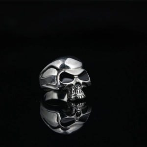 Bague tête de mort 3D en acier argenté poli avec accents sombres et reflet miroir