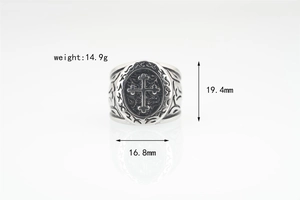 Vue détaillée d'une bague sceau vintage avec relief de croix et dimensions 19,4 mm x 16,8 mm